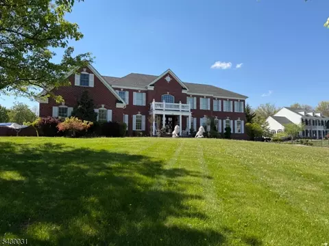 23 Balmoral Dr, Pittstown, NJ 08867