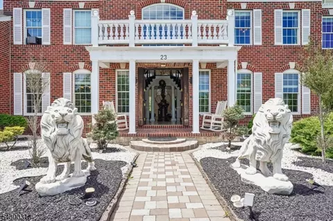 23 Balmoral Dr, Pittstown, NJ 08867