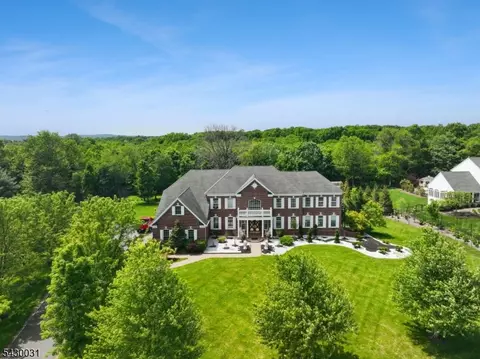 23 Balmoral Dr, Pittstown, NJ 08867