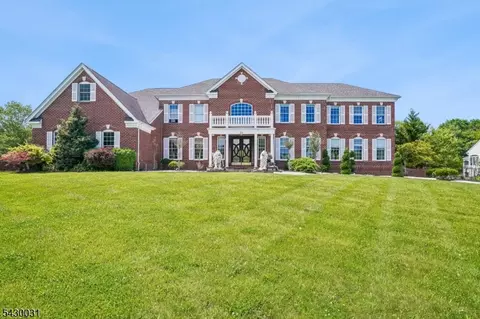23 Balmoral Dr, Pittstown, NJ 08867