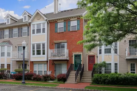33 Dogwood St, Jersey City, NJ 07305
