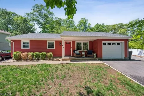 214 Santa Fe Trl, Hopatcong, NJ 07843