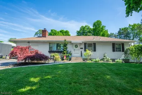 8 Shirley Ter, Kinnelon, NJ 07405