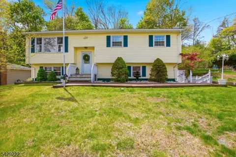22 Holiday Dr, Hopatcong, NJ 07843