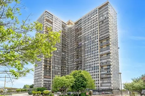 300 Winston Dr-c0214 #214, Cliffside Park, NJ 07010
