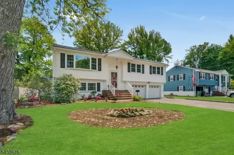 98 Vassar Dr, Paramus, NJ 07652 photo 2