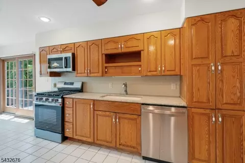 98 Vassar Dr, Paramus, NJ 07652 photo 9