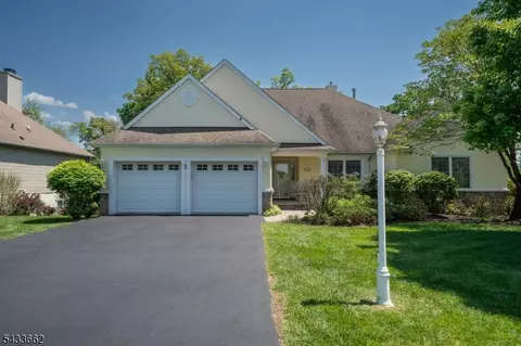 15 Bracken Hill Rd, Hamburg, NJ 07419