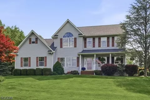 8 Links Ct, Sparta, NJ 07871