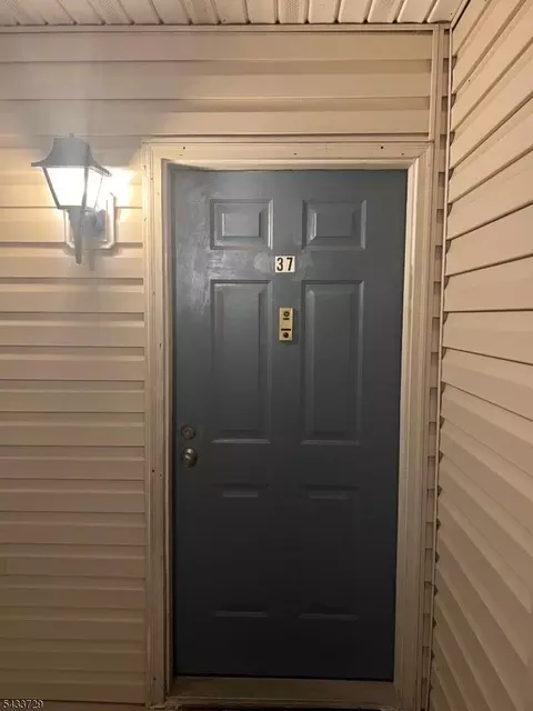 37 Fisher Dr, Franklin Park, NJ 08823