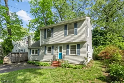 10 Iroquois Trl, Denville, NJ 07834