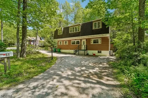 51 Lonaconing Rd, Highland Lakes, NJ 07422