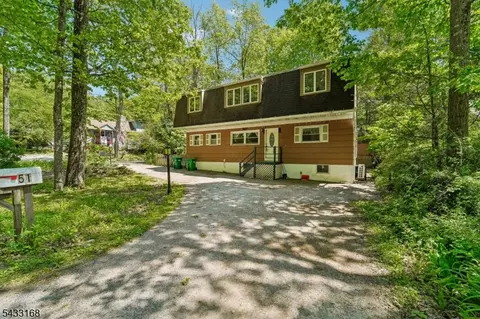 51 Lonaconing Rd, Highland Lakes, NJ 07422
