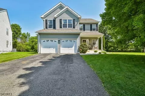 213 Austin Cir, Stewartsville, NJ 08886