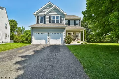 213 Austin Cir, Stewartsville, NJ 08886