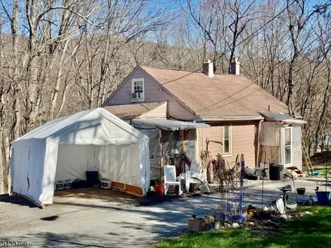 13 River Dr, Jefferson Twp, NJ 07849