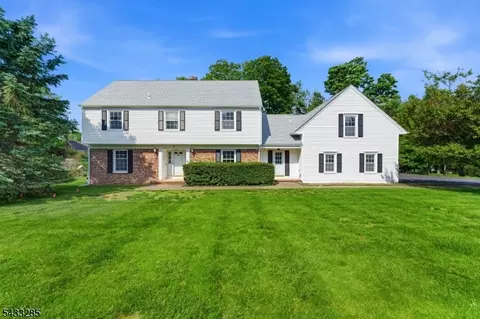 3 Elm St, Chester, NJ 07930