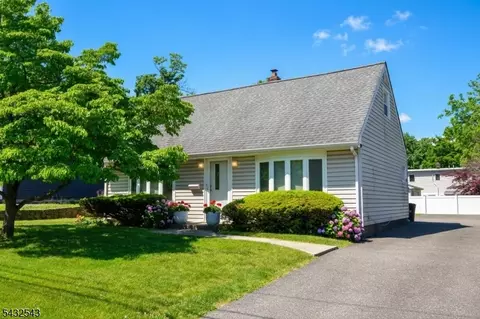 9 Pine St, Midland Park, NJ 07432