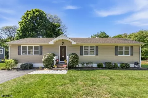 6 Oak Dr, Randolph, NJ 07869