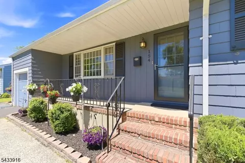 154 Mulberry Ln, Middlesex, NJ 08846