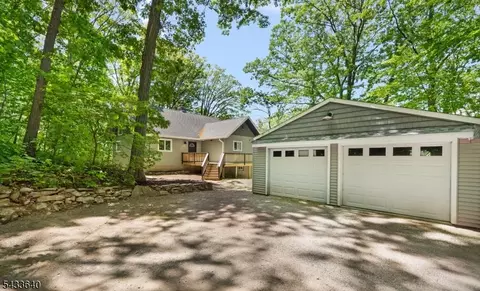 24 Toboggan Trl, Sussex, NJ 07461