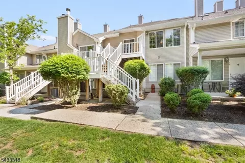 77 Encampment Dr, Bedminster, NJ 07921
