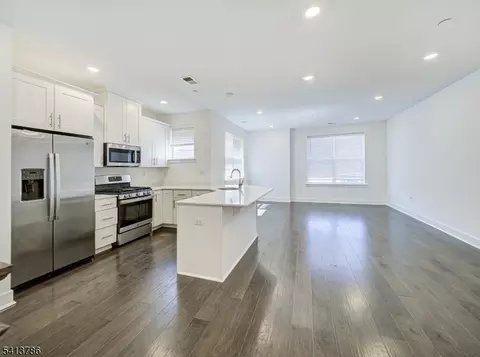 67 Veterans Way, Morris Plains, NJ 07950