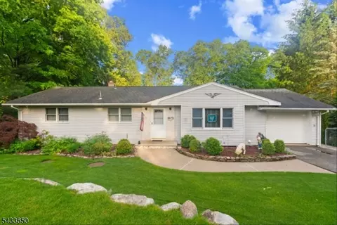 17 Foxhill Ln, Ringwood, NJ 07456
