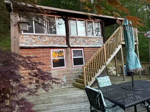 57 Lakeside Dr, Sussex, NJ 07461