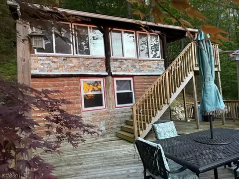 57 Lakeside Dr, Sussex, NJ 07461