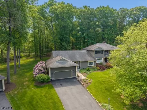 49 Hunters Cir, Lebanon, NJ 08833