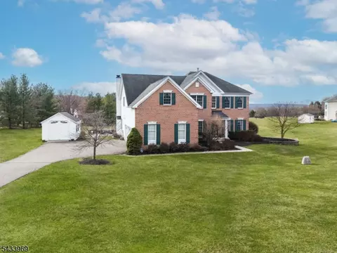 16 Steeplechase Ln, Asbury, NJ 08802