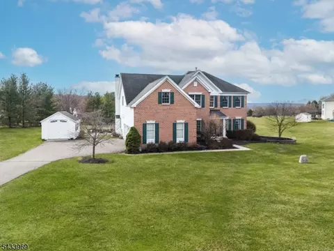 16 Steeplechase Ln, Asbury, NJ 08802