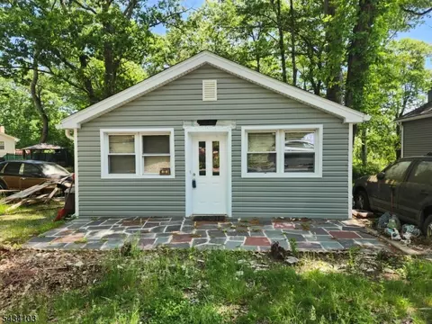 13 E Madison Trl, Hopatcong, NJ 07843