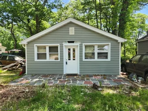 13 E Madison Trl, Hopatcong, NJ 07843