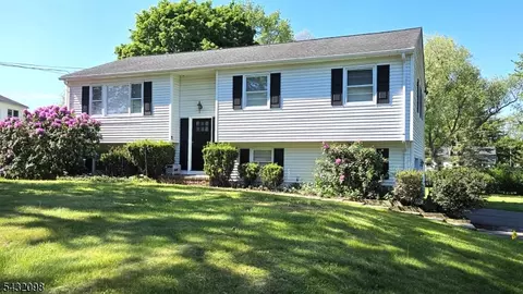 8 Hillside Rd, Hackettstown, NJ 07840