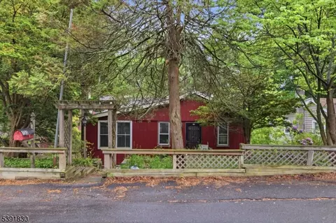 193 Monroe Trl, Hopatcong, NJ 07843