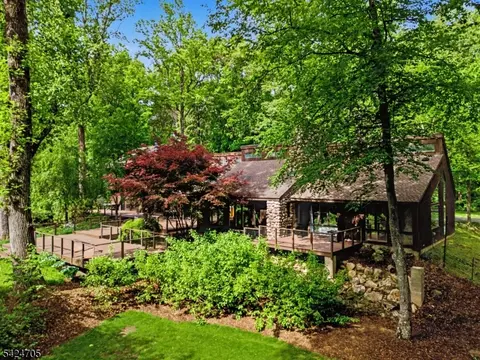 85 Crest Dr, Bernardsville, NJ 07924