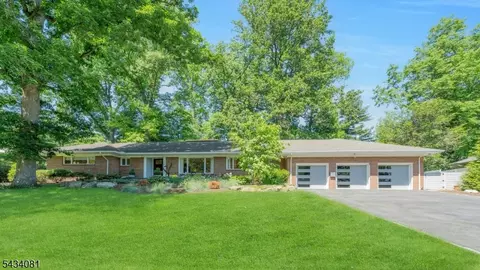 130 Pearl Brook Dr, Clifton, NJ 07013