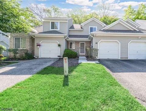 19 Sweetwater Ln, Hamburg, NJ 07419