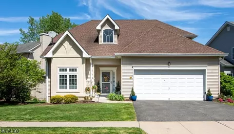 22 Bluffs Ct, Hamburg, NJ 07419