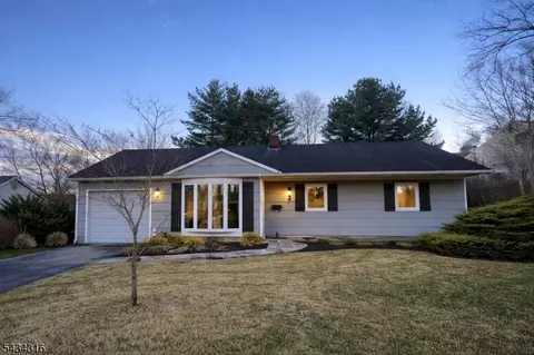 3 Spalding Dr, Livingston, NJ 07039