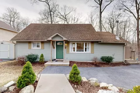 319 Midway Dr, Highland Lakes, NJ 07422