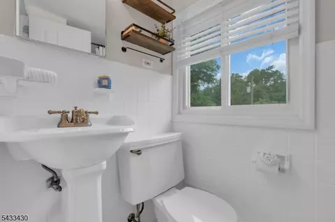 Bath - 30 Laurel Dr, Wayne, NJ 07470 photo 6 of 7