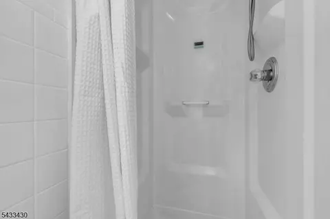 Bath - 30 Laurel Dr, Wayne, NJ 07470 photo 5 of 7