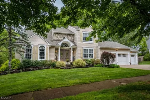 22 Hawthorn Dr, Succasunna, NJ 07876