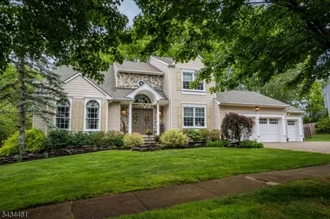 22 Hawthorn Dr, Succasunna, NJ 07876