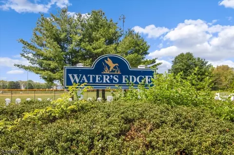 27 Country Lake Dr, Oak Ridge, NJ 07438