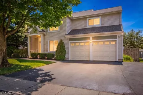 27 Country Lake Dr, Oak Ridge, NJ 07438