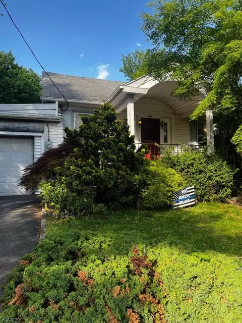 8 Beach Rd, Verona, NJ 07044